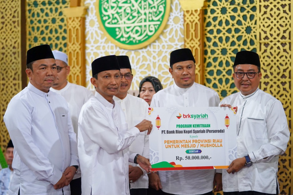 Safari Ramadan Pemerintah Provinsi Riau Bersama BRK Syariah Serahkan Bantuan CSR Untuk Masjid Al Husni