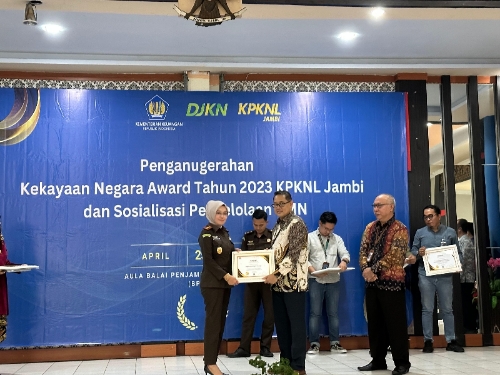 Kembali Meraih Penghargaan, Kajari Bungo Terima Award KPKNL Jambi