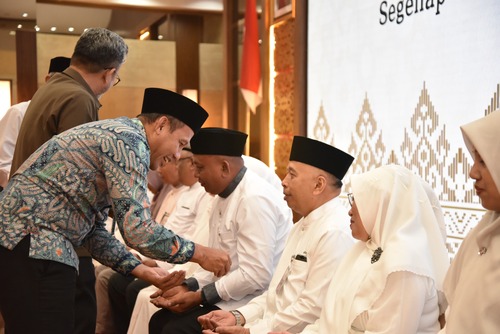 BRK Syariah Melepas 14 Pegawai Berangkat Haji dengan Tradisi Tepuk Tepung Tawar
