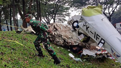 Jenazah Mayor Purn Suwanda Dibawa Keluarganya Usai Identifikasi