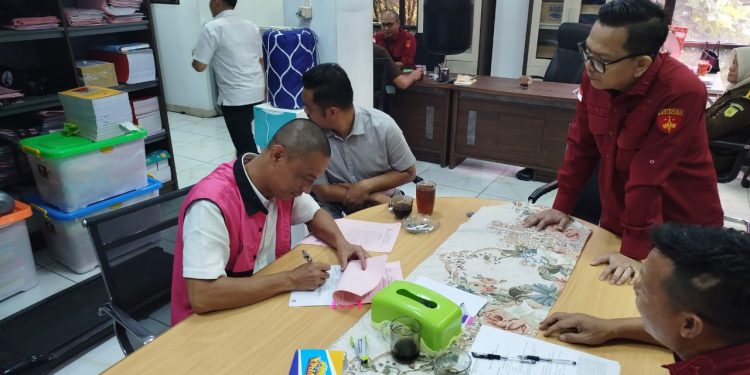 Kejati Banten Serahkan Tersangka AS Tahap II ke JPU