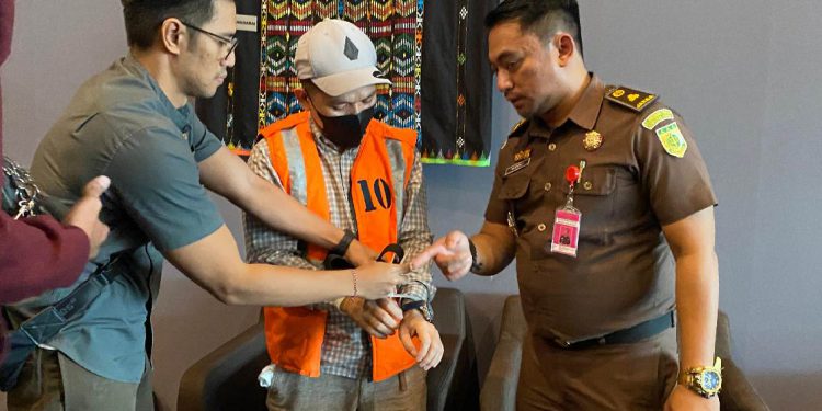 Tim Tabur Kejati NTT Tangkap DPO Terpidana Kasus Korupsi Afrizal alias Unyil di Bandara Komodo