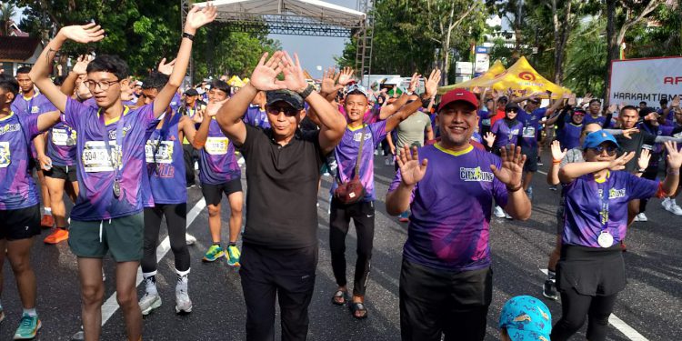 Danrem 031/Wira Bima Nimbrung Ikut Senam Zumba Bersama Seribuan Peserta BertuahPos City Run 2024