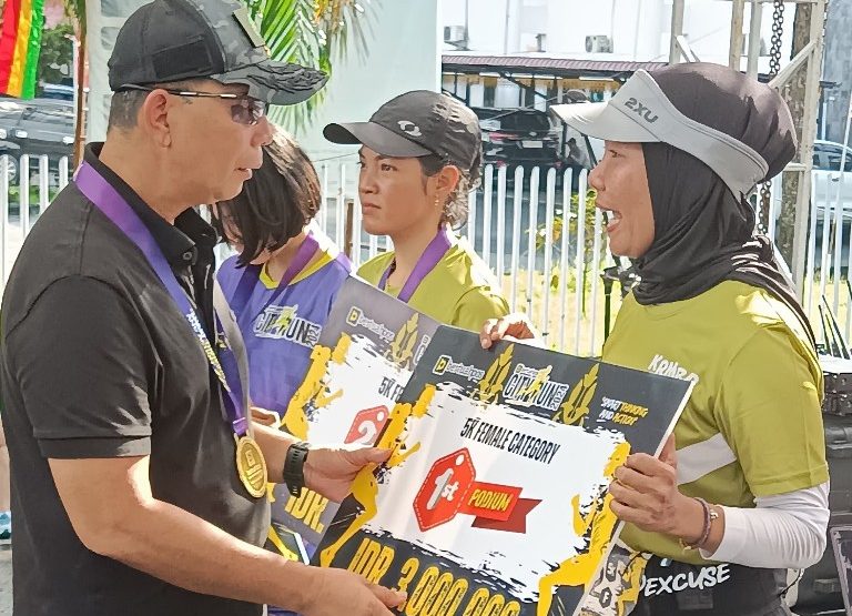 Meski Diguyur Hujan, Para Runner Bertuah Pos City Run 2024 Tetap Semangat