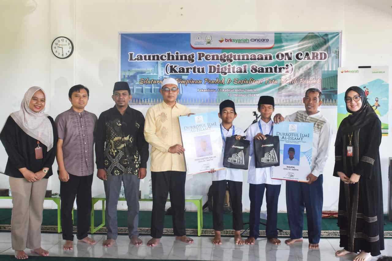 Terapkan Transaksi Digital di Ponpes Durrotul Ilmi Al Islamy – Tenayan Raya Pekanbaru Para Santri Gunakan Oncard BRK Syariah