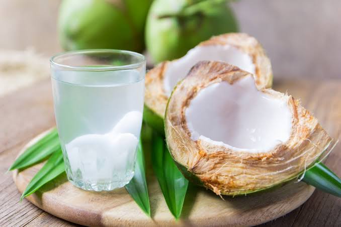 Air Kelapa: Manfaat dan Peringatan Bagi Kelompok Tertentu