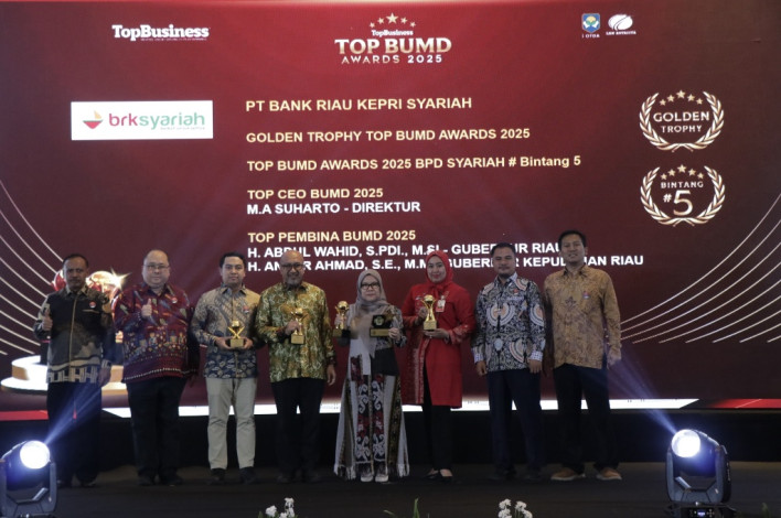 BRK Syariah Raih Golden Trophy di Top BUMD Awards 2025