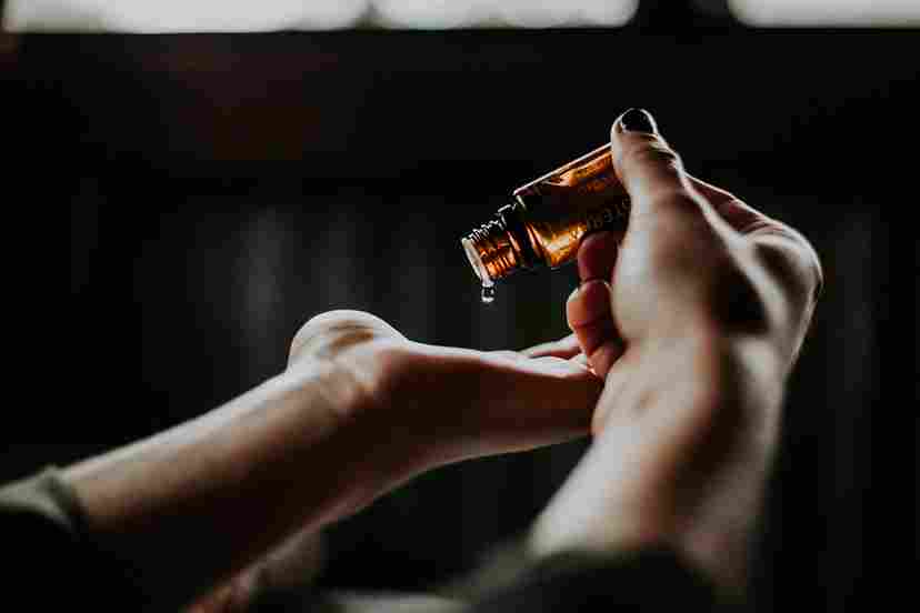 Rutin Gunakan Cleansing Oil, Cara Efektif Menghilangkan Komedo Secara Bertahap