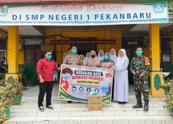 Kualitas Udara Pekanbaru Menurun, PT Arara Abadi Salurkan Masker untuk Siswa SD dan SMP