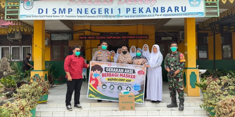 Kualitas Udara Pekanbaru Menurun, PT Arara Abadi Salurkan Masker untuk Siswa SD dan SMP