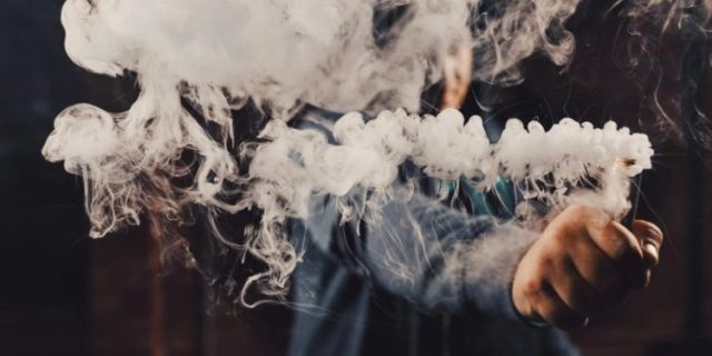 Bagi Kamu yang Menganggap Vape Lebih Aman dari Rokok Konvensional, Ini Kata Dokter Tirta