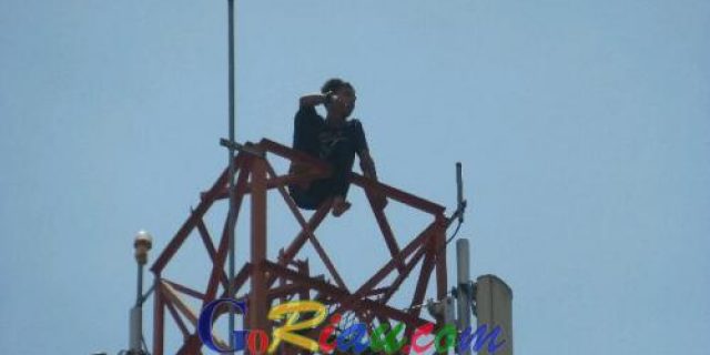 Pria di Pekanbaru ini Nekat Panjat Tower Setinggi 30 Meter