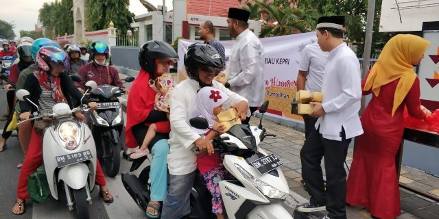 Bank Riau Kepri Berbagi Takjil di Bulan Ramadhan
