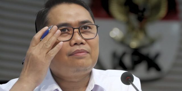KPK Ungkap Modus Korupsi Dana CSR BI dan OJK, Total Kerugian Capai Rp28,38 Miliar KPK Ungkap Modus Korupsi Dana CSR BI dan OJK, Total Kerugian Capai Rp28,38 Miliar