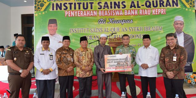 Bank Riau Kepri Serahkan Beasiswa untuk Mahasiswa ISQ Syekh Ibrahim Rohul