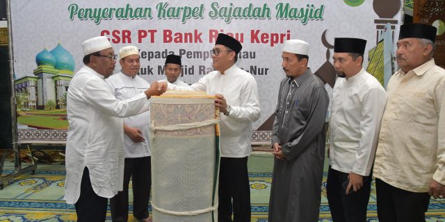 Mesjid Raya Annur Provinsi Riau Terima 2.500 M2 Karpet Sajadah CSR Bank Riau Kepri