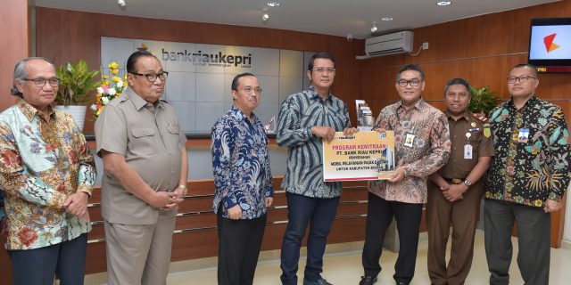 Pemkab Bintan Terima Satu Unit Mobil Pelayanan Pajak Daerah CSR Bank Riau Kepri
