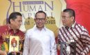 Menaker RI Serahkan Award IHCA IV 2018 Untuk Duo Irvandi