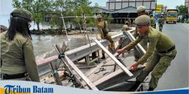 Satpol PP Bongkar Lapak Pedagang Pasar Dadakan di Karimun