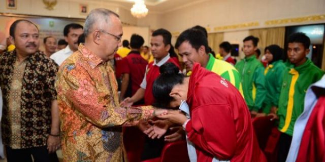 Gubernur Riau Beri Bonus Kepada Atlet Berprestasi
