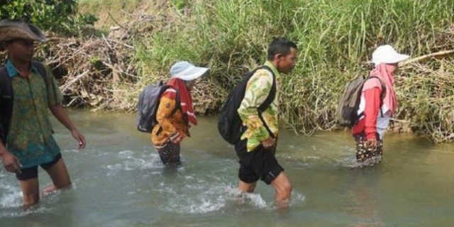 Kisah Guru SD di Jombang yang Harus Lewati Bukit, Sawah, dan Seberangi Sungai