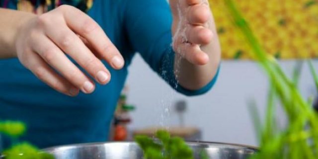 Enam Cara Hilangkan Aroma Masakan di Dapur