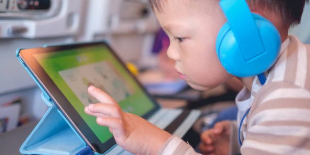 Cara Mencegah Screen Time Berlebihan pada Anak agar Tetap Sehat dan Aktif