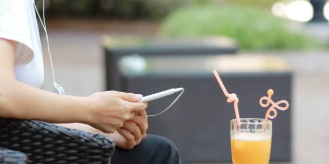 Rahasia di Balik Anjuran Minum Sambil Duduk Menurut Islam dan Medis