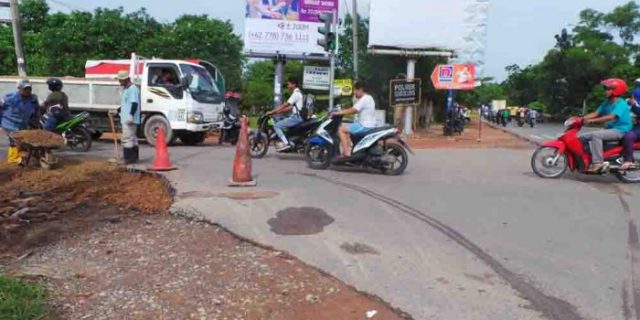 Banyak Pengendara Terjebak Lubang
